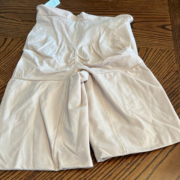 SPANX WOMENS SHAPER SHORTS. NWT. SIZE MEDIUM. SOFT NUDE - Picture 4 of 7